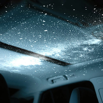 Interior de un coche con el techo iluminado por el proyector Lovuris Nova creando un efecto de cielo estrellado y galaxia azul.