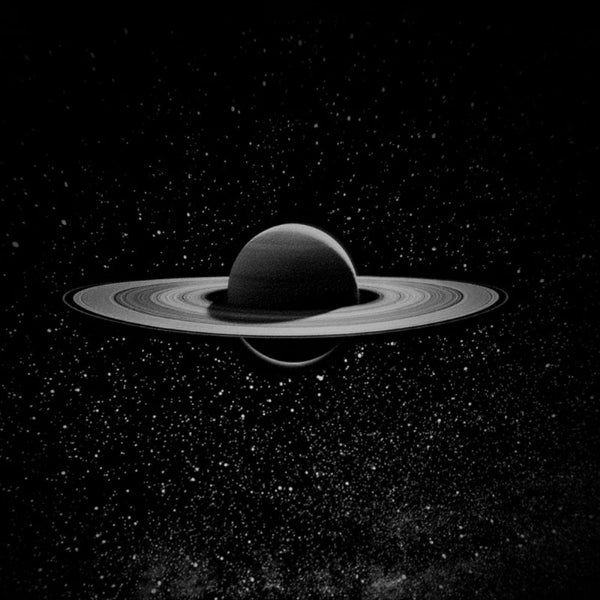 Efecto de proyección realista del planeta Saturno con sus anillos y estrellas en una pared oscura, creado por el proyector Lovuris Nova.